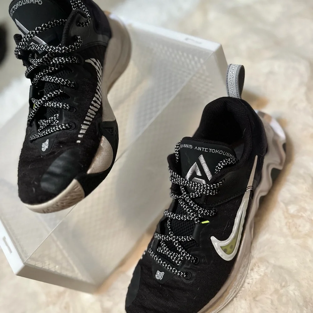 NIKE• Giannis Antetokounmpo Black and White Basketball Sneakers•9